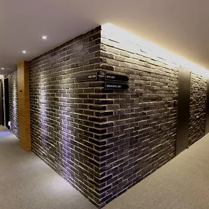 Hotel 8